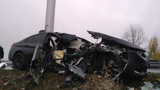 Под Уфой BMW разрезало столбом в результате ДТП