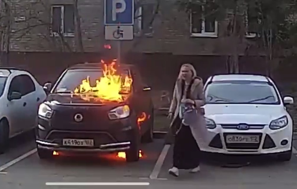 Полиция завела уголовное дело о поджоге автомобиля во дворе дома в Уфе