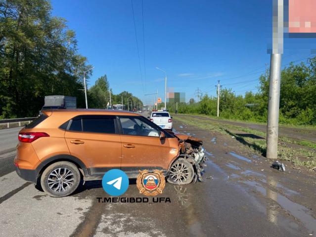 В Уфе водитель на иномарке влетел в столб на Сельской Богородской