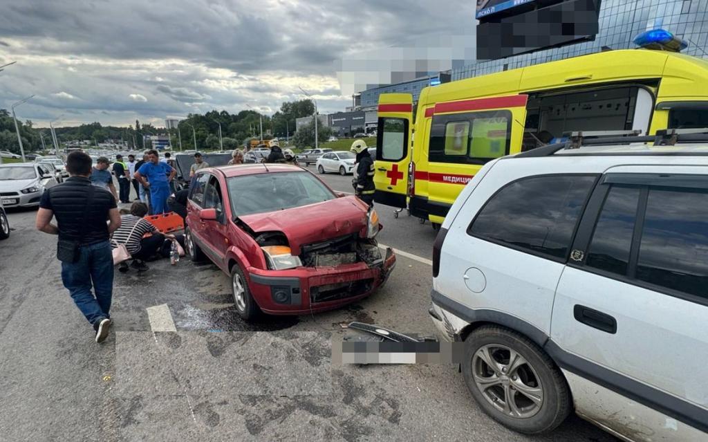 В Уфе «Нива» сбила двух человек, вышедших из машины после другого ДТП