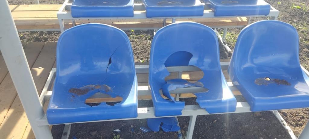 В Башкирии вандалы разнесли трибуну на стадионе