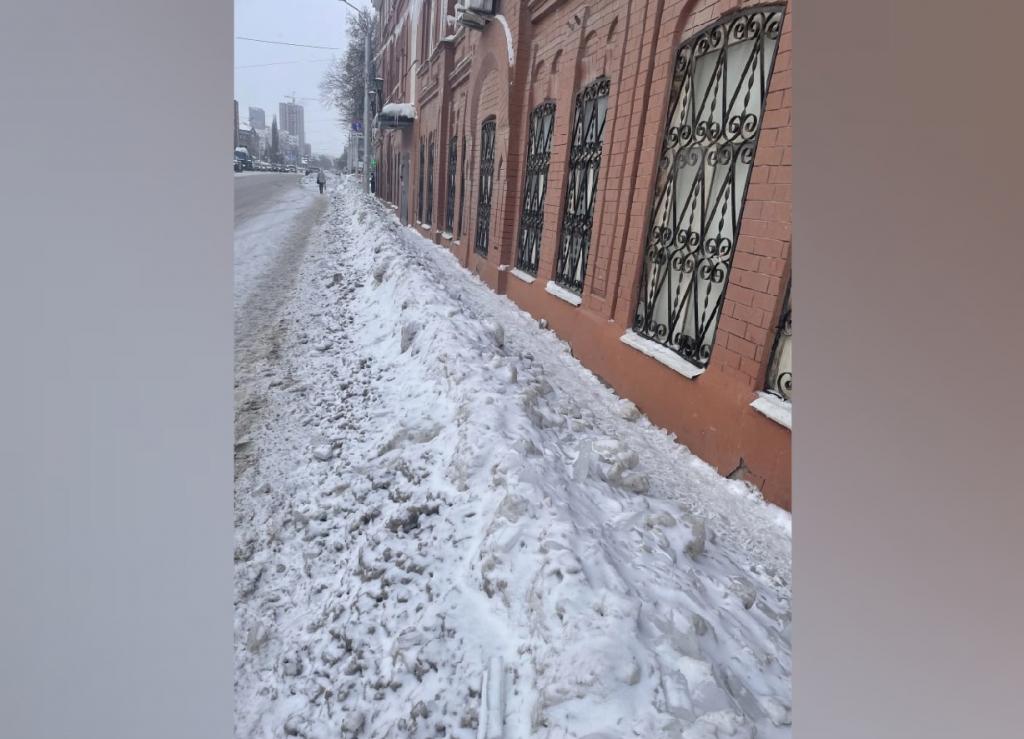 В Уфе детям приходится идти в школу по проезжей части