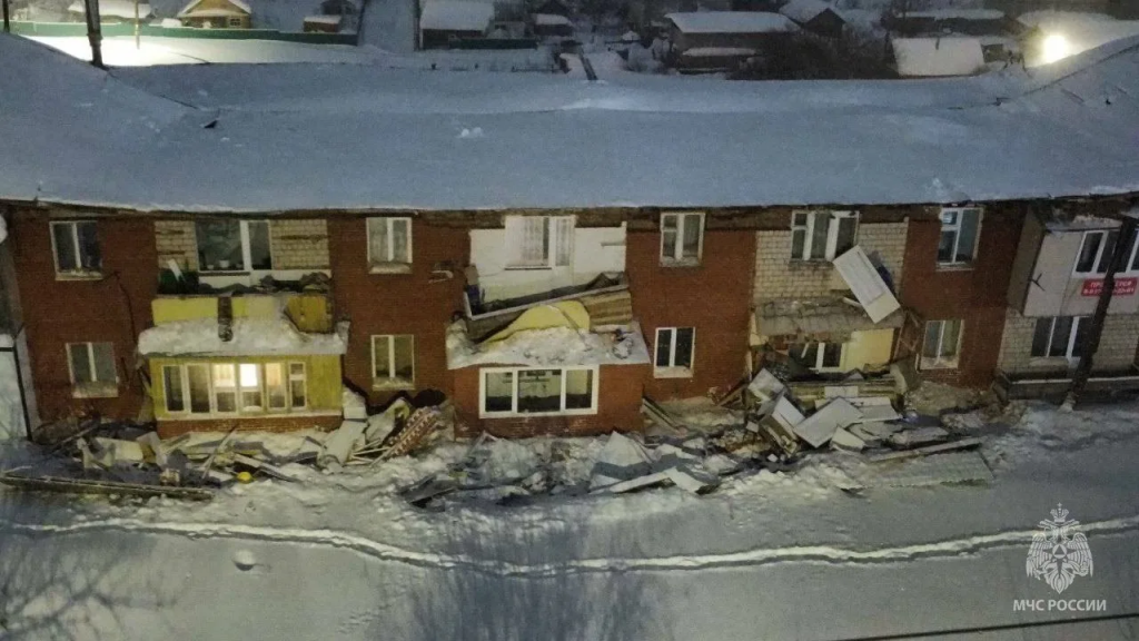 В селе в Башкирии жильцов двухэтажки эвакуировали из-за обрушения крыши