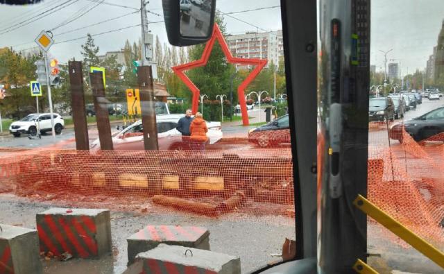 Провал на улице Софьи Перовской в Уфе заблокировал движение