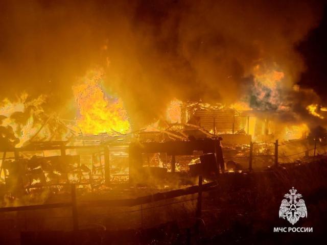 В Башкирии медики борются за жизнь мужчины, который спас из пожара маму и бабушку