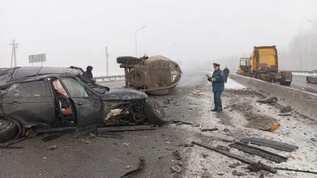 Бетоновоз в Уфе выбросил внедорожник Range Rover на встречную полосу