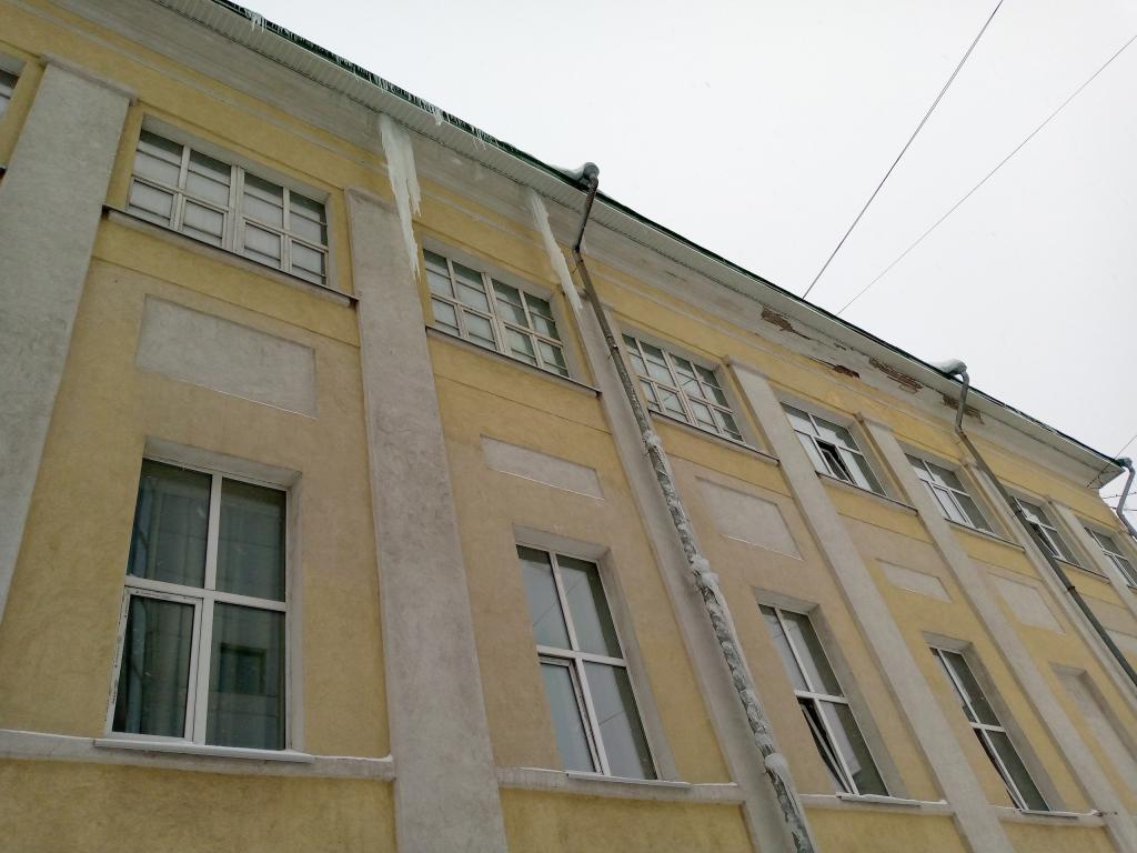 Курьер по доставке еды попросил очистить в Уфе крыши от сосулек