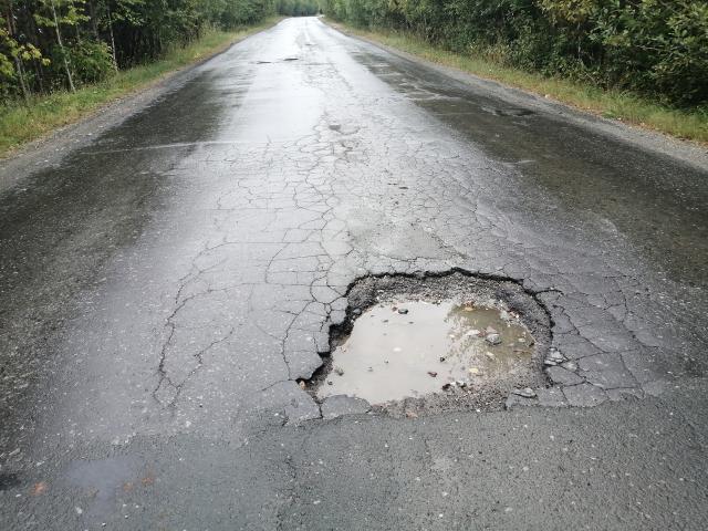 В Башкирии из-за разбитой дороги водителям приходится выезжать на встречку