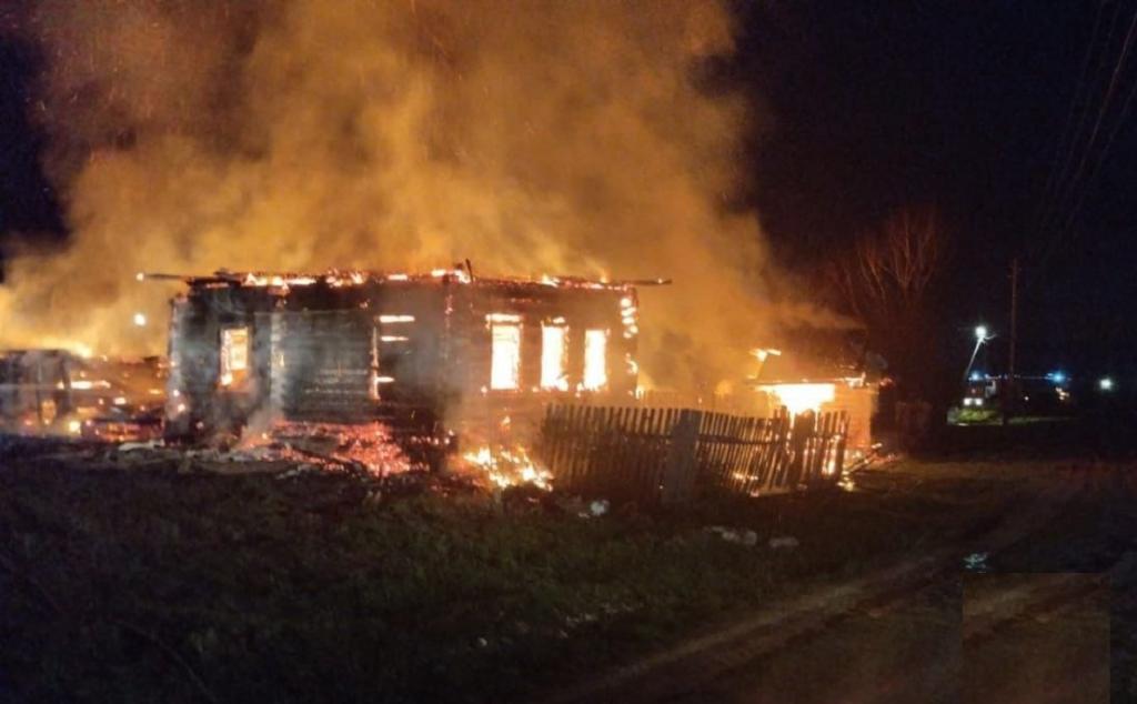 Два человека погибли при пожаре в частном доме в Башкирии