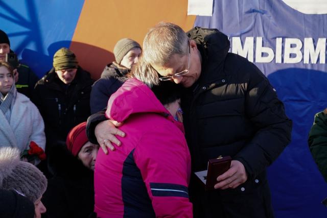 Радий Хабиров вручил посмертную награду родителям татышлинца, угнавшего украинский БТР