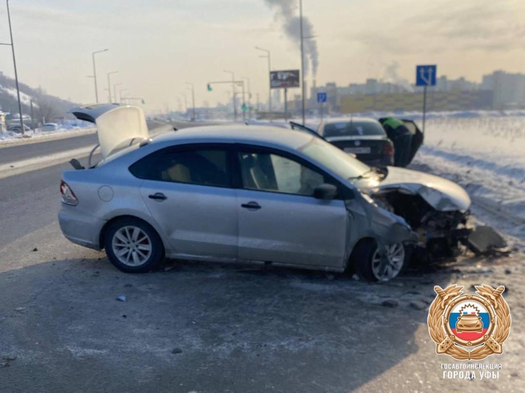 Иномарка влетела в электроопору на улице Пугачева в Уфе