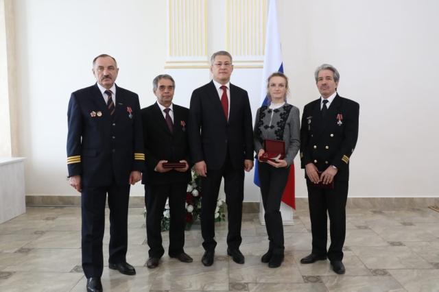 Радий Хабиров вручил орден мужества летчикам-героям