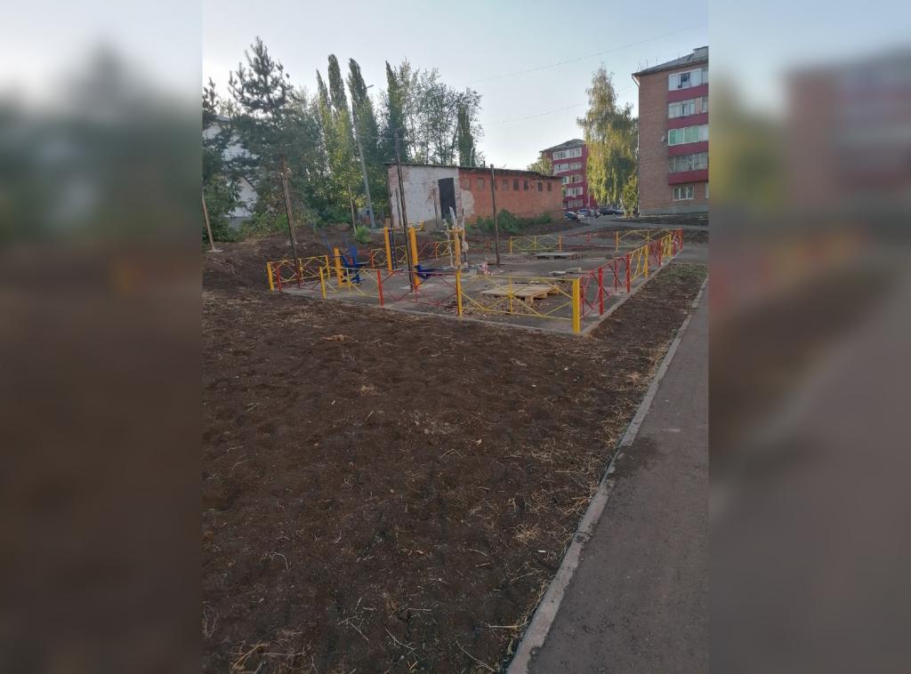 «Покромсанный асфальт, грязюка и заборчик»: жители Кумертау остались недовольны новым «Башкирским двориком»