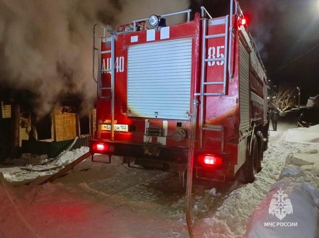 Два человека погибли при пожаре в частном доме в Башкирии
