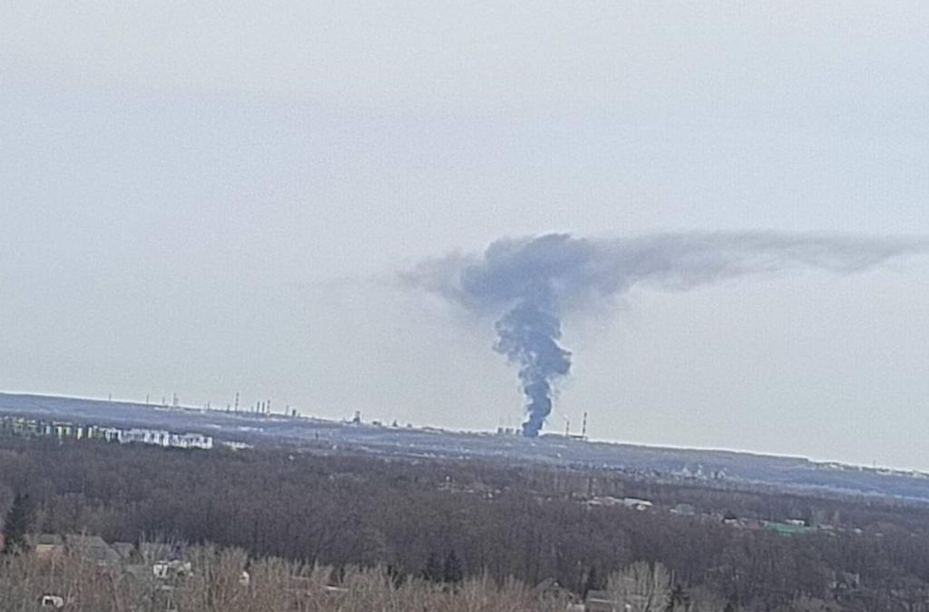 В Уфе тушат крупный пожар в цеху по производству надувных лодок