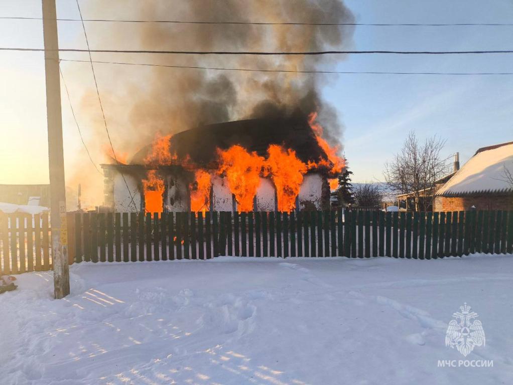 Мужчина пострадал при пожаре в доме многодетной семьи в Башкирии