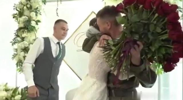 В Сибае участник СВО внезапно появился на свадьбе сестренки