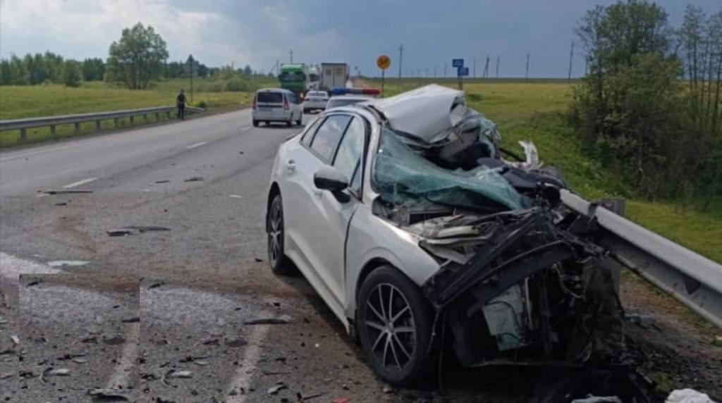  Один человек погиб в столкновении легковушки и фуры на федеральной трассе в Башкирии