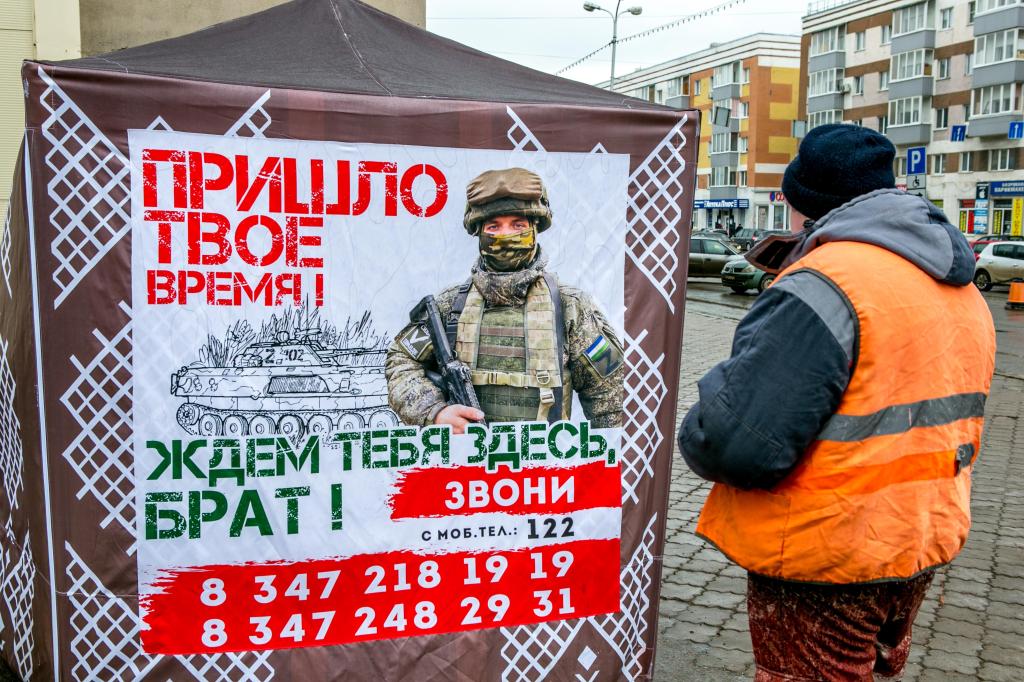 По всей Уфе появились пункты отбора на службу по контракту — фоторепортаж 