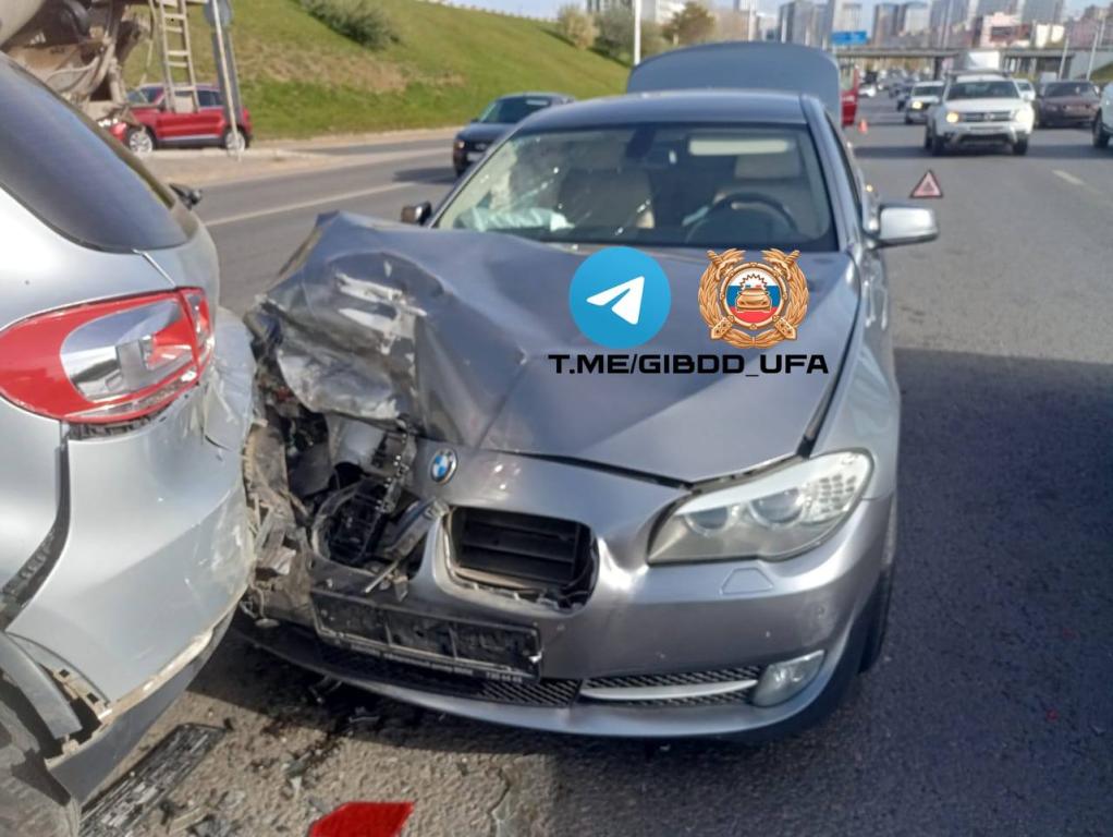 Водитель иномарки пострадала в жесткой аварии на проспекте Салавата Юлаева в Уфе