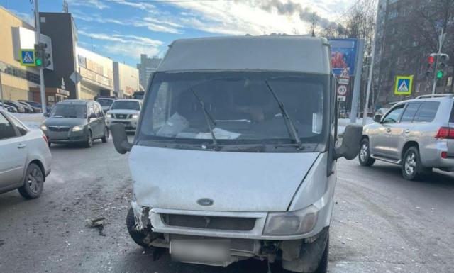 В Уфе лоб в лоб столкнулись легковушка и автобус: в больницу попала 68-летняя бабушка