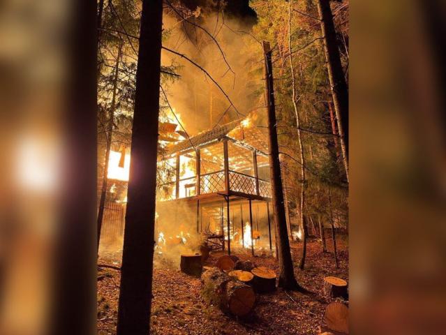 В Караидельском районе Башкирии эпично сгорел двухэтажный дом