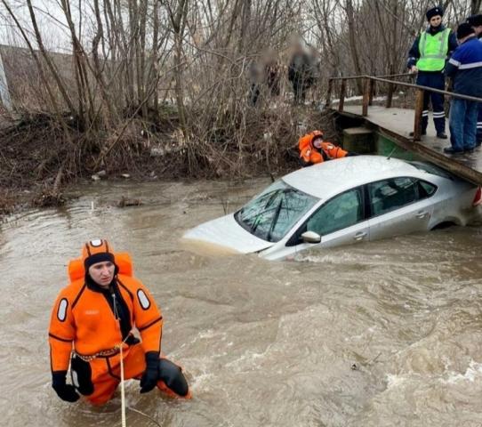 В Башкирии мужчина на угнанном автомобиле съехал в реку