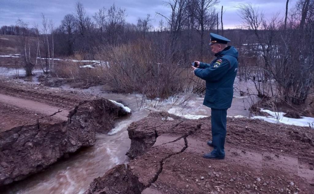 Паводок размыл дорогу между двумя селами в Башкирии