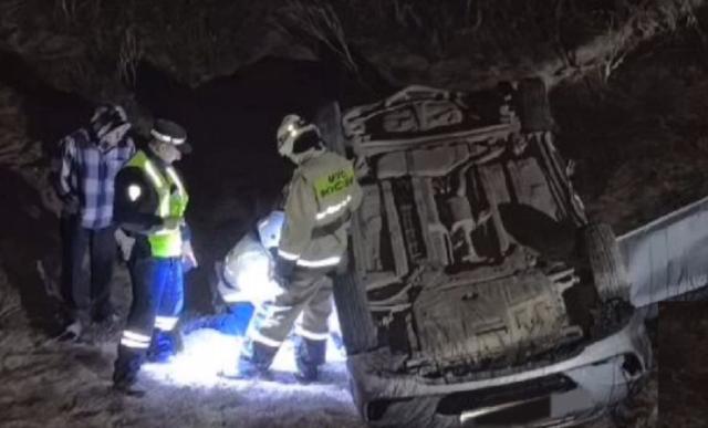 Водитель погиб в перевернувшемся автомобиле в Башкирии