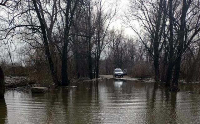Разлившаяся река на северо-востоке Башкирии затопила дорогу