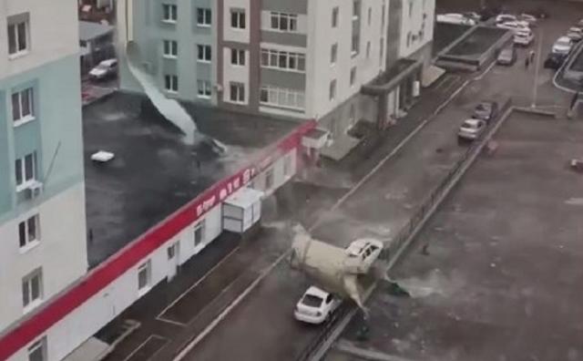 Ураганный ветер в Уфе срывает фасады и валит заборы