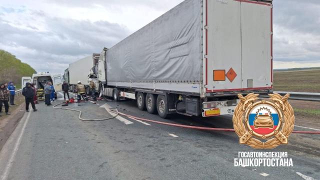 Двое пострадали в аварии с тремя грузовиками на трассе М-7 в Башкирии