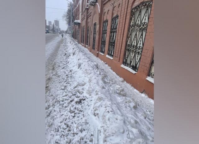 В Уфе детям приходится идти в школу по проезжей части