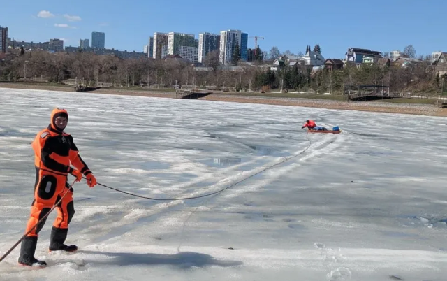 Сотрудник МЧС и ребенок провалились под лед на Кашкадане в Уфе, спасая гулявшего мужчину