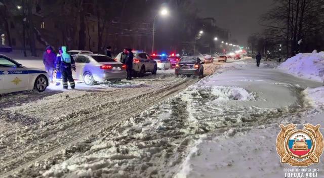 Иномарка сбила двух пешеходов на тротуаре в Уфе