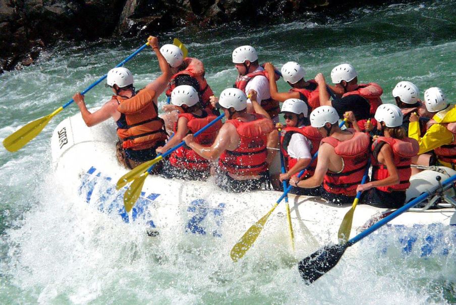 На Белой в Башкирии при сплаве перевернулся катамаран с людьми