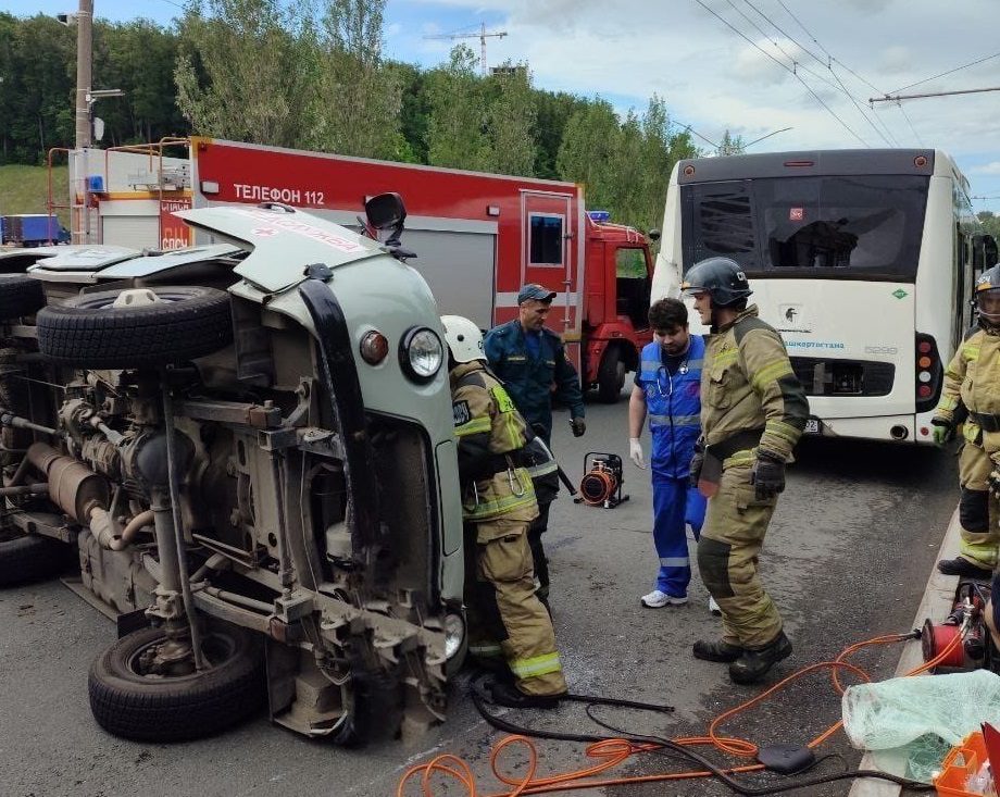 Двое погибли при столкновении автобуса с УАЗ в Уфе