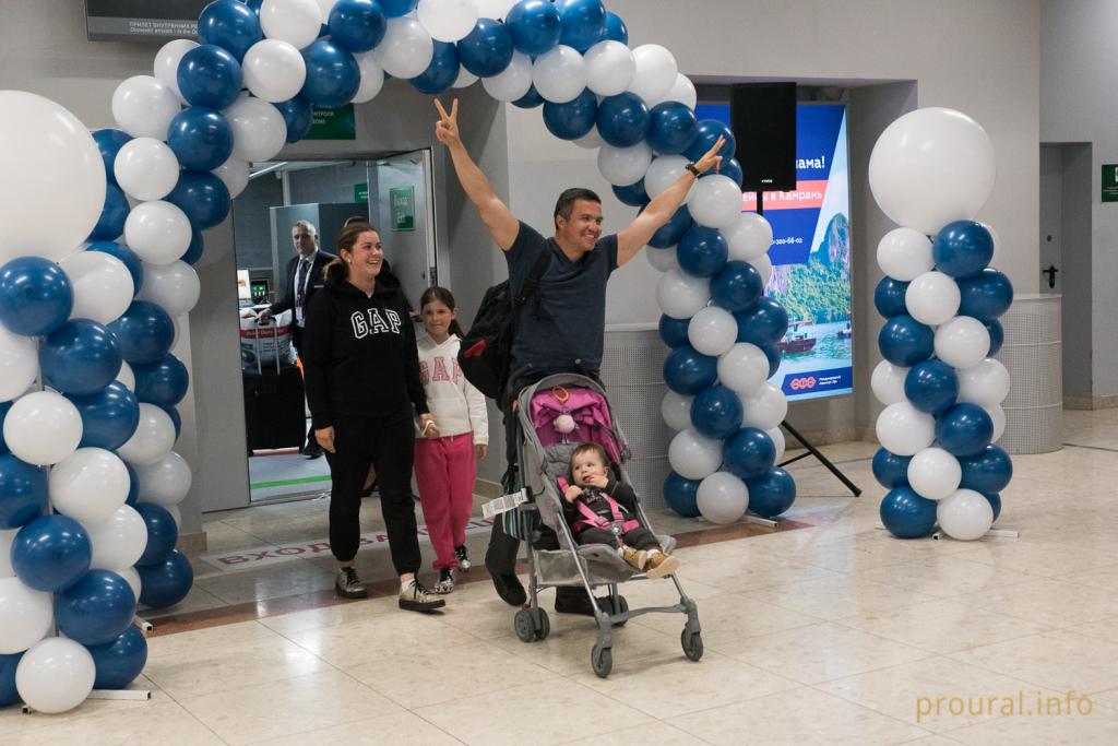 Фоторепортаж со встречи трехмиллионного пассажира в уфимском аэропорту