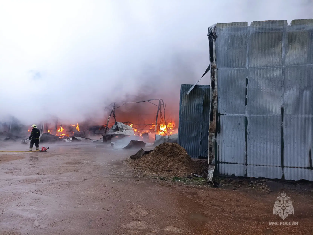 Крупный пожар произошел в металлическом ангаре в Уфе