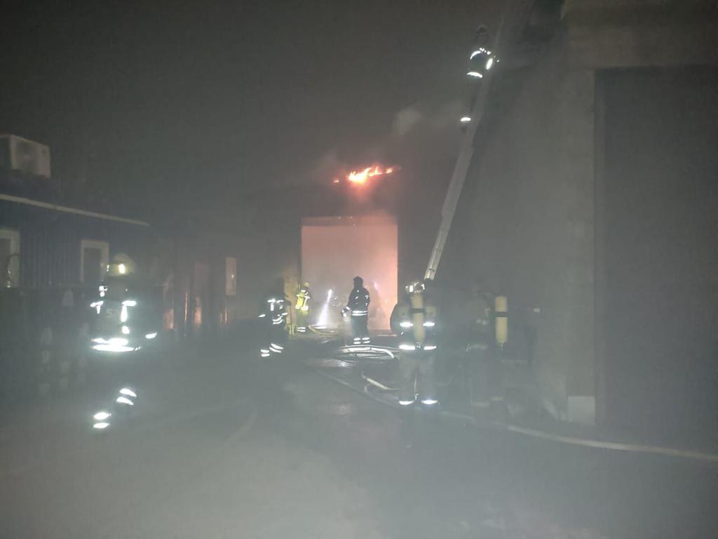 Под Уфой вспыхнул крупный пожар в ангаре