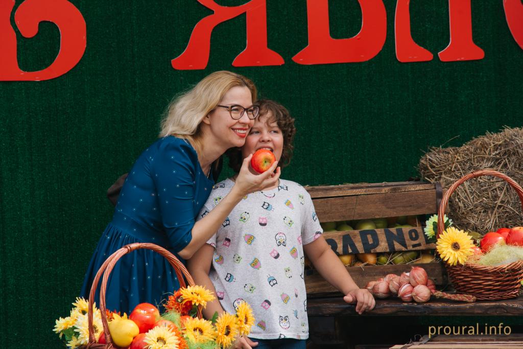 Средневековая битва и корзинка яблок: фоторепортаж Proural с необычного праздника