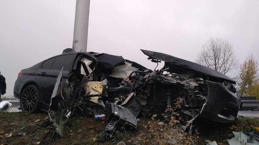 Под Уфой BMW разрезало столбом в результате ДТП