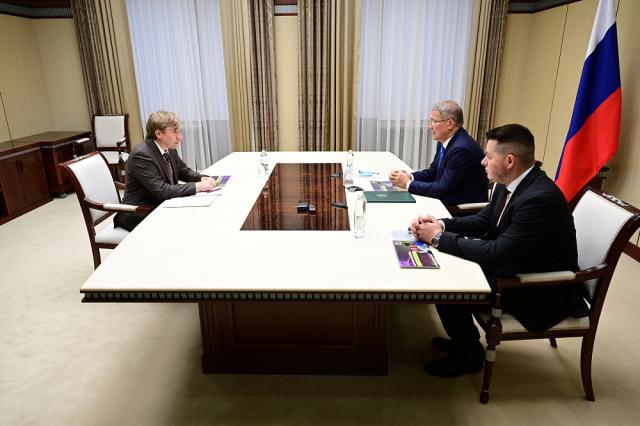 Хабиров призвал защищать молодежь от информационного воздействия