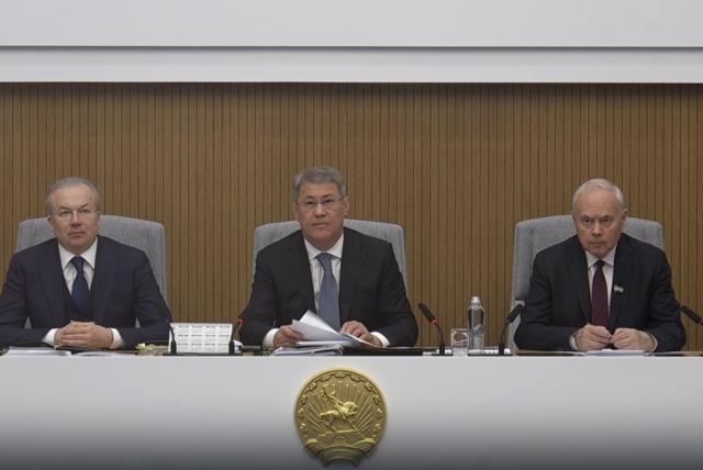 «Неприглядные картинки»: Хабиров снова устроил нагоняй главам за мусор на улицах