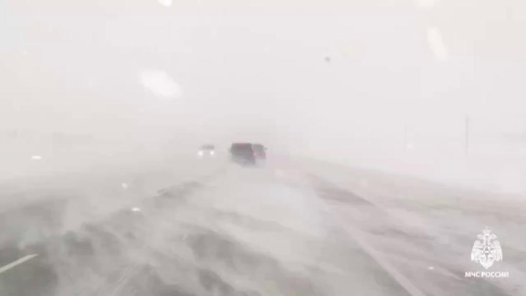 Несколько трасс на юге Башкирии закрыли из-за сильной метели