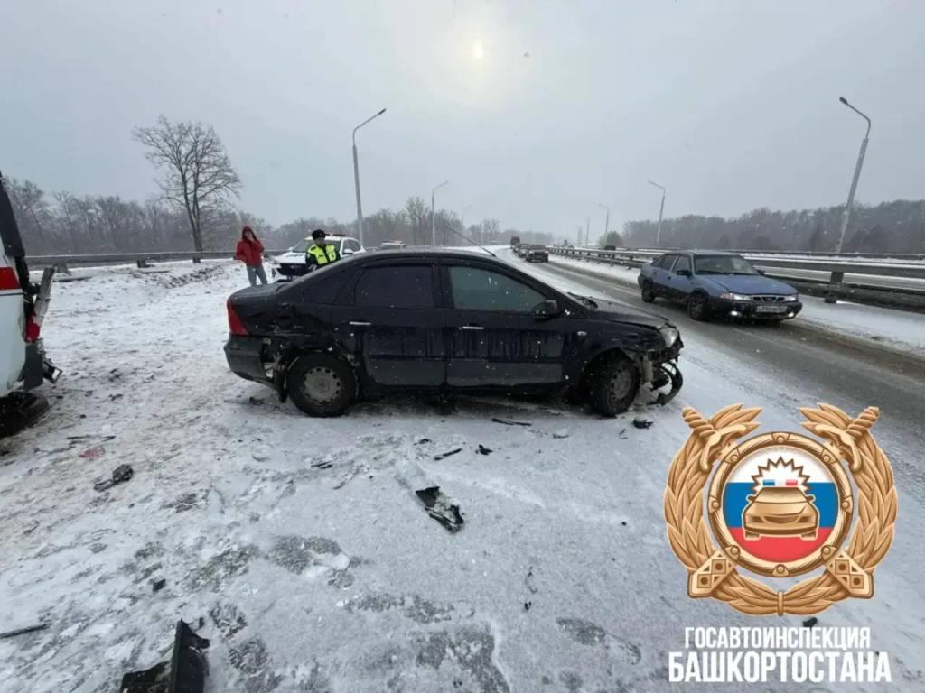 Двое пострадали в массовой аварии с участием скорой помощи в Уфе