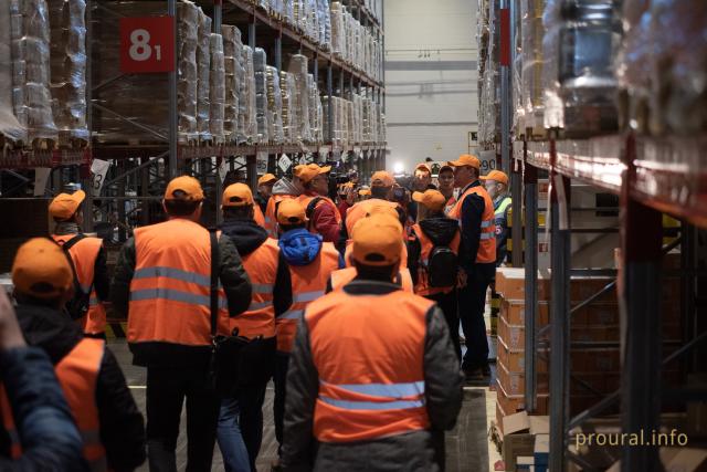 В Уфе слесарь-ремонтник получил серьезную травму из-за падения металлической конструкции