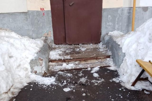 В Уфе на женщину с ребенком упала глыба льда