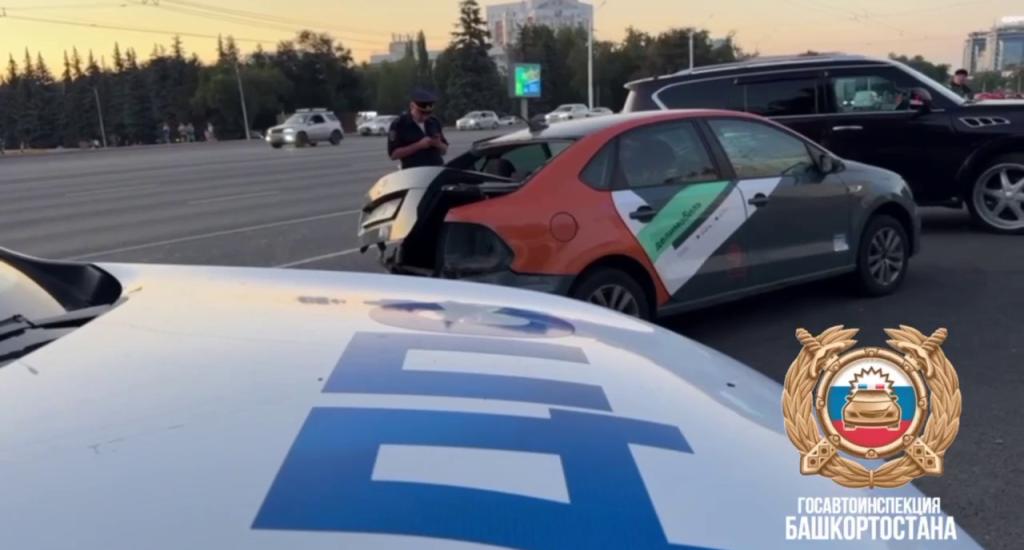 В Уфе подросток на «Делимобиле» столкнулся с байкером и сбежал с места аварии