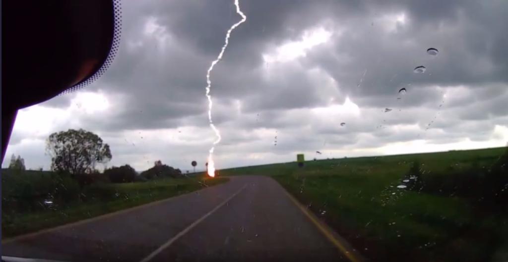 Молния ударила в нескольких метрах от едущей машины в Башкирии
